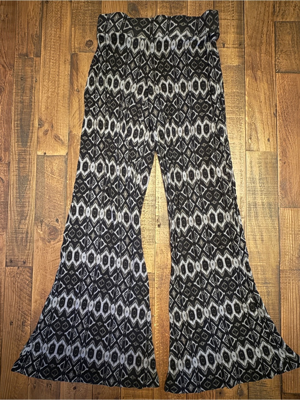 Fire Los Angeles Women’s Boho Bell Bottom Flare Pants Blk & Wht Geometric Print